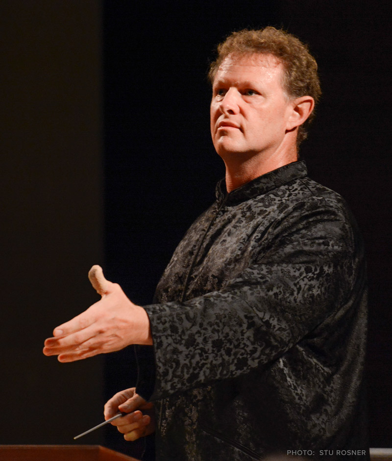 photo of conductor and Gloriae Dei Cantores director Richard Pugsley conducting
